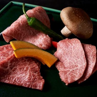 2022年11月1日オープン！完全個室が多数の焼肉店。デート・誕生日・記念日も雰囲気の良く、贅沢なご馳走と唯一無二の特別時間を味わうことができる焼肉店『焼肉ロイヤル』。完全個室が全4部屋、掘りごたつの個室が1部屋、テーブルが全4席。店内はラグジュアリーな雰囲気でゆったりと特別な時間をお過ごしいただけます。