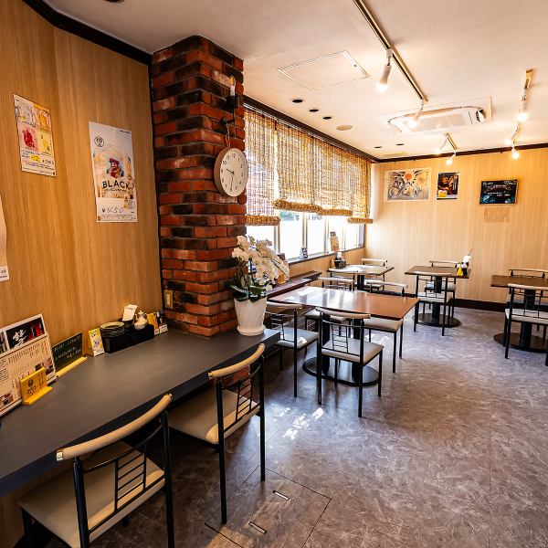 18名様まで貸切可能な明るく開放的な店内。宴会やパーティーにぴったりです。全席コンセント完備でフリーWi-Fiも利用可能。快適に過ごせるアットホームな空間で、大切な時間をお楽しみください。テーブルレイアウトも使いやすく、幅広いシーンで活躍。待ち合わせから食事まで、ゆっくりくつろげます。