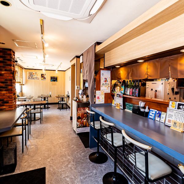 カフェのように明るい店内で、女性やお一人様も入りやすい雰囲気。フリーWi-Fiと全席コンセント完備で、食事はもちろん、ちょっとした作業や休憩にも便利。朝から晩までお酒とご飯を楽しめます。居心地の良さが魅力で、滞在時間をゆっくり楽しめます。テイクアウト対応もあり、使い勝手の良い一軒です。