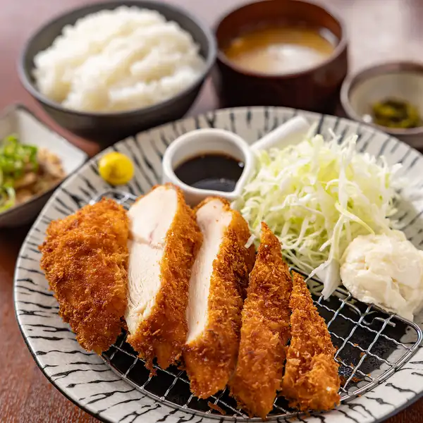 丹後産コシヒカリと大分県産蘭王たまご使用のサクサク衣の厚切りチキンカツ贅沢御膳