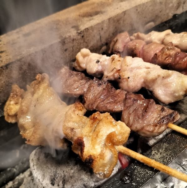 毎朝仕入れた新鮮な鶏肉を手打ちした炭火で焼き上げる香ばしくジューシーな焼き鳥串