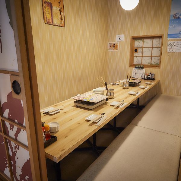 仕事帰りは足元ゆったりの堀ごたつ個室席でまったり宴会♪プライベート空間でゆっくりまったりお寛ぎください☆一歩店内に入れば街の喧騒から離れたアットホームな空間。雰囲気漂う落ち着ける空間が暖かく迎え入れてくれるので”ただいま”って言いたくなるそんな素敵なお店です。団体様のご利用も当店にお任せください！