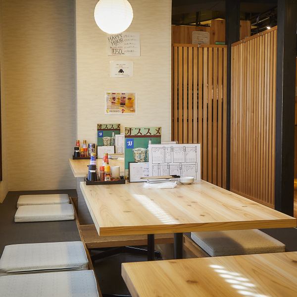 《扉つき完全個室完備》2名様から最大30名様までの団体席から少人数様までと幅広いニーズに応えられるお席を用意しております。定期的な空気の入れ替えを行い卓上にはアルコールジェルも用意しております。周りの目を気にせずゆったり楽しいひと時をお過ごしください。