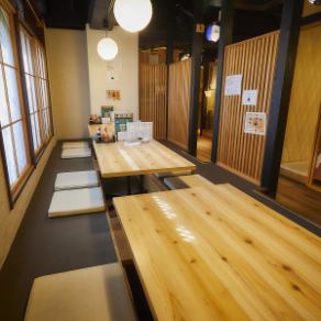 This table seating is perfect for parties. The floor has a gorgeous atmosphere, so it can be used for a wide range of occasions, from private drinking parties to company parties. Enjoy a quality time in this space with a great atmosphere.