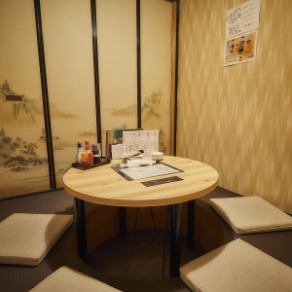 A popular private room with a sunken tatami table! We can accommodate parties of various sizes. Up to 30 people are OK! The private room has sunken kotatsu seating, so you can relax with your feet at ease.Please use it for various occasions such as girls' nights, group dates, business entertainment, and family gatherings.We have a wide range of course menus with great value all-you-can-drink options available.