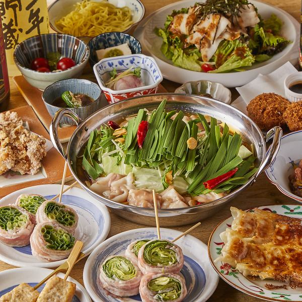 忘年会にもピッタリ♪名物野菜巻き串×博多一口餃子飲み放題付コースご用意♪博多牛もつ鍋も!