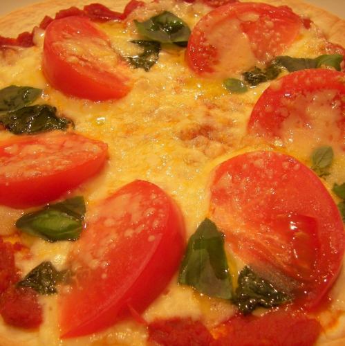 신선한 바질과 토마토 피자