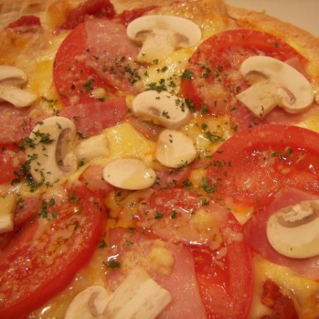 生マッシュルームとベーコン・トマトのピザ