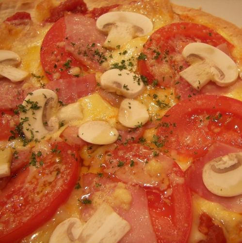 Raw mushrooms and bacon tomato pizza