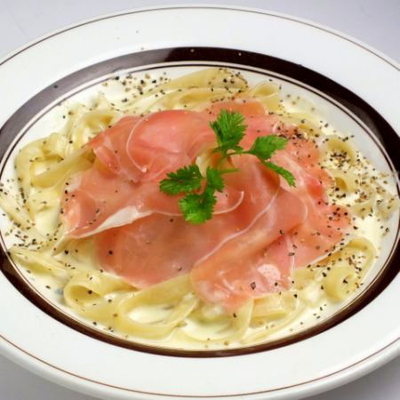 Cream pasta with 3 kinds of cheese (with ham)