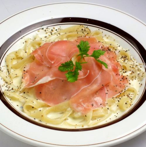 Cream pasta with 3 kinds of cheese (with ham)