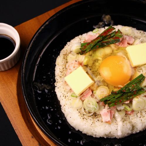 Iron plate fried rice with garlic, soy sauce and butter