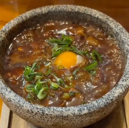 【香ばしい風味が引き立つ☆】ホロホロ牛タンと炙り和牛の石牛鍋1480円（税込）