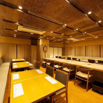 ■明るく開放感のあるテーブル席は、2名席・4名席・6名席・8名席が御座います。大人数での団体予約は最大42名様まで受け付けております。お気軽にお問い合わせ下さい！和の空間にカウンター席も完備しておりますので、御旅行・ショッピングの合間にお一人様の御予約も承っております。