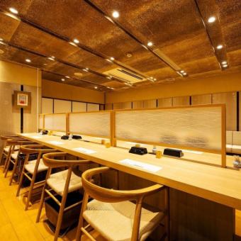 ■明るく開放感のあるテーブル席は、2名席・4名席・6名席・8名席が御座います。大人数での団体予約は最大42名様まで受け付けております。お気軽にお問い合わせ下さい！和の空間にカウンター席も完備しておりますので、御旅行・ショッピングの合間にお一人様の御予約も承っております。