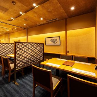 ■木のぬくもりを感じる『半個室』の和空間は、2名席・4名席・6名席・8名席・10名席・12名席・14名席が御座います。14名様以上の御利用で『完全個室』として御利用出来ます。大人数での団体予約は『完全個室』は最大24名様まで受け付けております。御旅行・お祝い・接待・宴会・ランチなどに御予約も承っております。