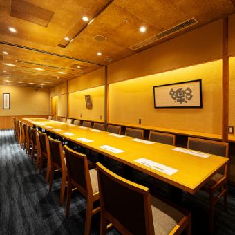 ■木のぬくもりを感じる『半個室』の和空間は、2名席・4名席・6名席・8名席・10名席・12名席・14名席が御座います。14名様以上の御利用で『完全個室』として御利用出来ます。大人数での団体予約は『完全個室』は最大24名様まで受け付けております。御旅行・お祝い・接待・宴会・ランチなどに御予約も承っております。