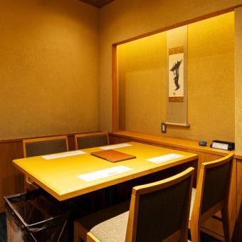 ■木のぬくもりを感じる『半個室』の和空間は、2名席・4名席・6名席・8名席・10名席・12名席・14名席が御座います。14名様以上の御利用で『完全個室』として御利用出来ます。大人数での団体予約は『完全個室』は最大24名様まで受け付けております。御旅行・お祝い・接待・宴会・ランチなどに御予約も承っております。