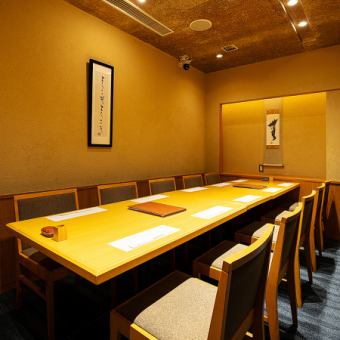 ■木のぬくもりを感じる『半個室』の和空間は、2名席・4名席・6名席・8名席・10名席・12名席・14名席が御座います。14名様以上の御利用で『完全個室』として御利用出来ます。大人数での団体予約は『完全個室』は最大24名様まで受け付けております。御旅行・お祝い・接待・宴会・ランチなどに御予約も承っております。