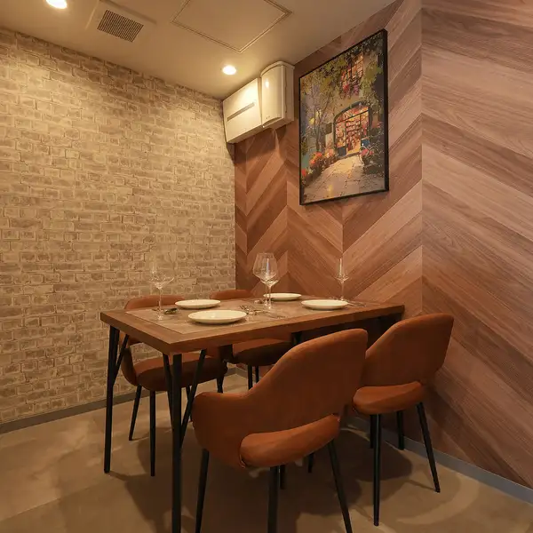 店内には2名様用と4名様用のテーブル席をご用意しております。少人数での記念日利用や、気心の知れた仲間との宴会にも幅広く対応可能です。レイアウトの相談も承りますので、用途に合わせた最適な空間を提供いたします。誕生日のお祝いなどにも相応しい清潔感あふれる内装で、素敵なひとときを演出させていただきます。