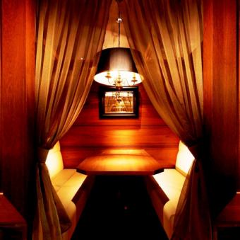 Elegant private room for 4 people.The atmosphere is good with a chandelier! We will guide you to reserve a private room for 2 people here.