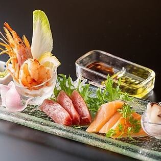 也有海鮮 ◎Tomoru風格的OSASHIMI拼盤。日式與西式的融合！海鮮搭配醬油與橄欖油