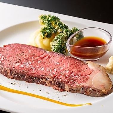 [Specialty] Roast beef. The Western chef creates creative dishes that mainly feature meat, but also seafood and a wide variety of vegetables.
