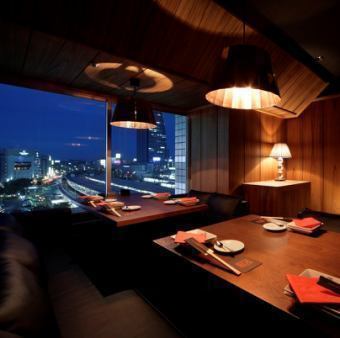 Right next to Nagoya Station! Panoramic view of the night view ★ Couple sofa seating is recommended ♪