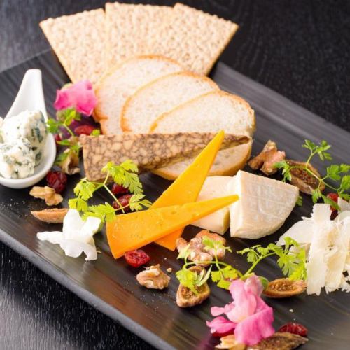 Cheese assortment (5 types of cheese)