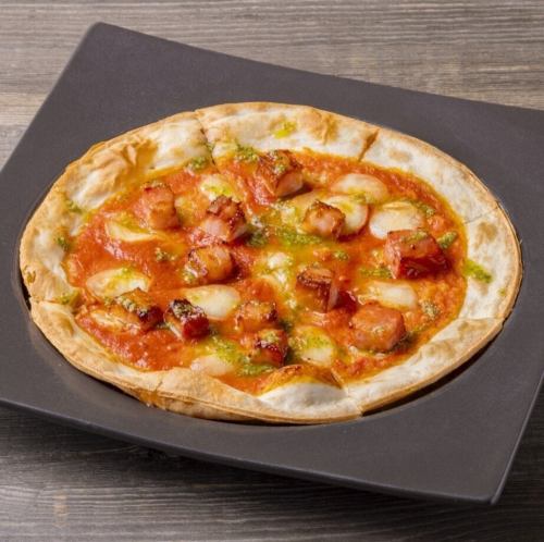 Bacon and mozzarella cheese thin crust pizza