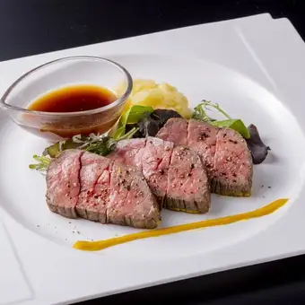 Tomoru的招牌菜：“Chita烤牛肉”