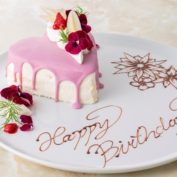 We will prepare a heart-shaped whole cake with a personalized message♪