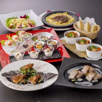 从开胃菜开始，这顿饭就令人印象深刻！主菜是爱知县三河猪肉。[东海时令佳肴套餐] 含2小时畅饮，6000日元。