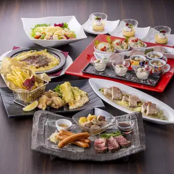 主要食材为知多牛肉、三河猪肉和爱知鸭肉。“东海美食套餐”,含甜点和2小时畅饮:7500日元