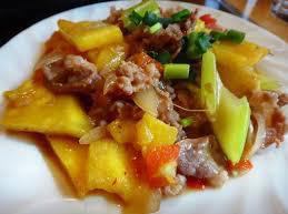 Stir-fried beef and pineapple in sweet and sour sauce