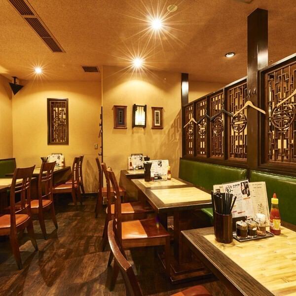 【연회에 사용하기 쉬운 테이블석】 차분한 아시안테이스트의 점내에는, 느긋하게 보낼 수 있는 테이블석을 준비.요리의 쉐어가 하기 쉬운 넓이로, 친구끼리의 식사는 물론, 여자회나 캐주얼인 회식에도 최적.기분 좋은 조명과 나무의 따뜻함에 싸여, 대화도 연주하는 편안한 시간을 즐길 수 있습니다.