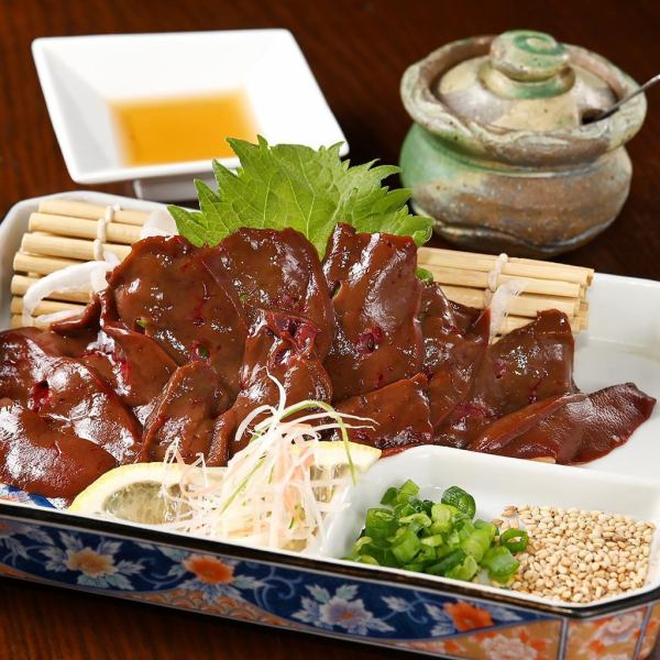 【常連様から大人気】他店ではなかなか味わえない希少部位!鮮度抜群の『生馬レバー刺し』
