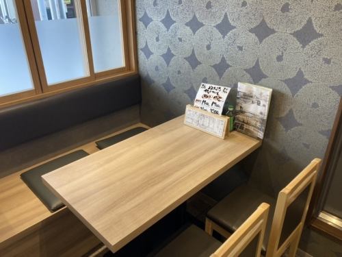 入口近くに４名掛けテーブルがございます。
