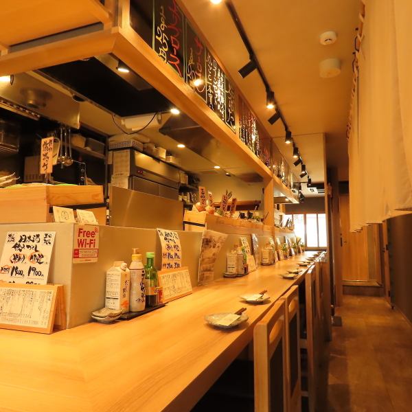 木を基調とした落ち着いた雰囲気日本酒に合う落ち着いた店内を演出