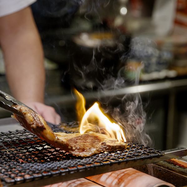 炉端焼きが自慢。香ばしく焼き上げた魚と山形牛を、お酒とともに楽しめる大人の一軒