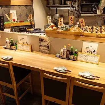 <p>カウンター席でライブ感炉端焼きが楽しめるお一人様でのご利用もお待ちしております。</p>