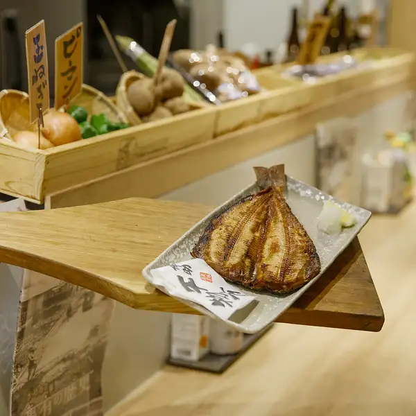 名物の【縞ホッケ】大しゃもじで豪快に提供いたします