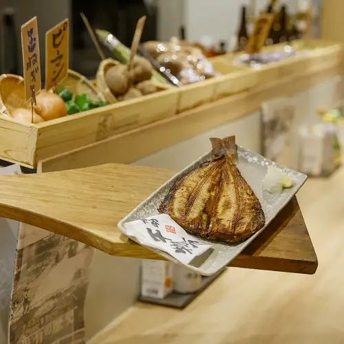 名物の【縞ホッケ】大しゃもじで豪快に提供いたします