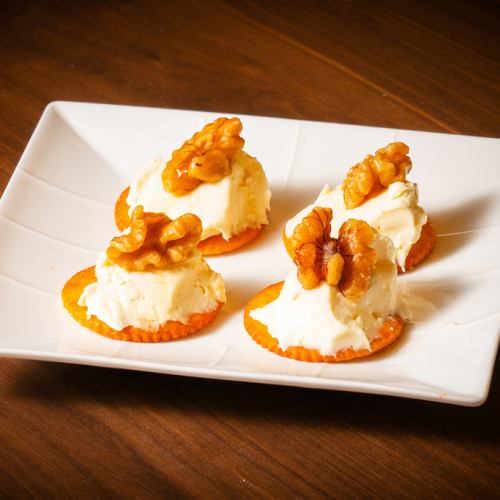 Maple and walnut cream cheese