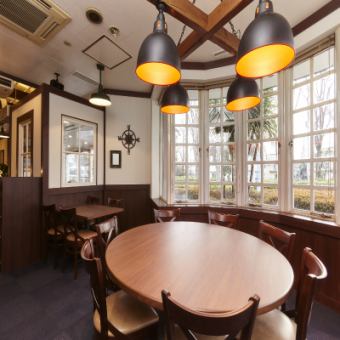 There is a little private room atmosphere, large windows and round table are characteristic seats.It is also recommended for meals with large number of people, such as family meals.The dish is full of tables and you feel excited.