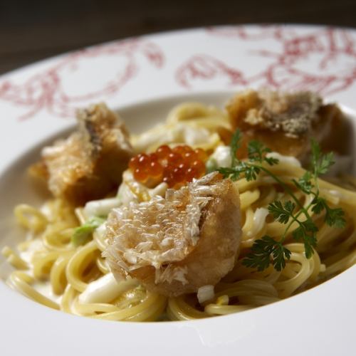 Deep-fried tilefish scales and Chinese cabbage pasta with yuzu cream