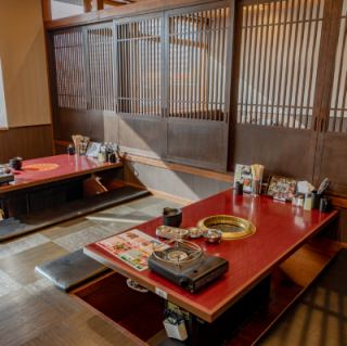 半個室の掘りごたつタイプの席です。
