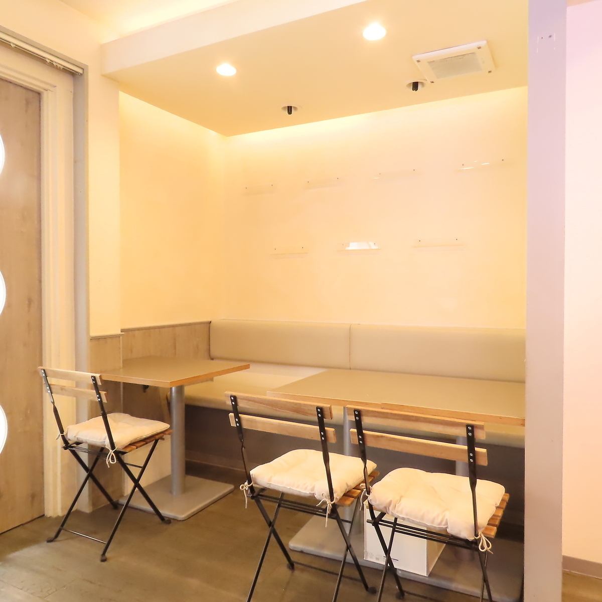 おしゃれな落ち着くバーのような店内で、和風のおばんざいを堪能