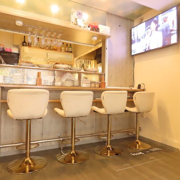 カウンター4席、4名様掛けテーブル1卓、2名様掛けテーブル1卓、立ち飲み席が8席ございます。複数の卓を一緒に使うこともできるため、様々な人数に対応可能です！貸し切りをご希望の方は、電話または店頭でご予約ください♪その際に費用や時間についての相談も承りますので、お気軽にお問い合わせください！当日予約も◎