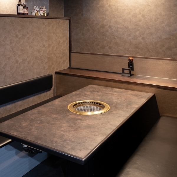 テーブルソファー席の個室がございます。落ち着いた個室空間となっており、記念日やデートにもぴったりです。無煙ロースターで会話もしやすく、2名～6名様までの少人数のご宴会にもご利用いただけます。